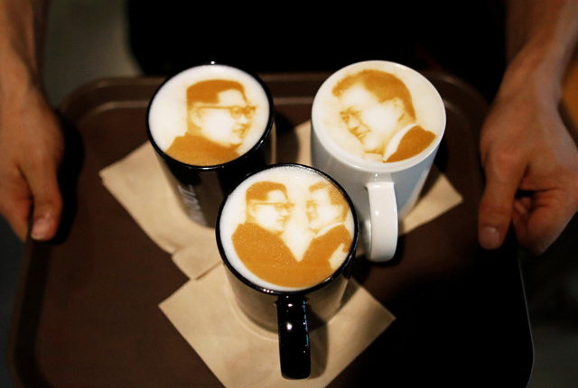 韩国咖啡师将拉花做出新高度 印有韩朝领导人头像拿铁受追捧
