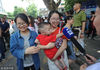 2018年6月7日，湖北省武昌实验中学考点，一位考生女孩抱着自己的弟弟接受媒体采访。
