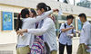 2018年6月7日，江苏省镇江中学考点几名女同学以大大的拥抱相互鼓励后步入考场。