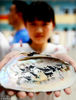 2018年6月7日，江西上饶万年县湖云中学学生在该县非遗进校园系列展示活动中展示蚌壳画作品，迎接6月9日我国“自然和文化遗产日”到来。