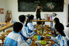 2018年6月7日，江西上饶万年县湖云中学指导学生在蚌壳上画画要点。