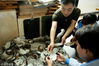 2018年6月7日，江西上饶万年县湖云中学指导学生挑选蚌壳。