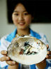 2018年6月7日，江西上饶万年县湖云中学学生展示蚌壳画作品，迎接6月9日我国“自然和文化遗产日”到来。徐声高/视觉中国