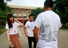 天津：送考老师有创意  知识点画满T恤让考生看最后一眼
