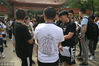 2018年6月8日，天津，塘沽二中送考老师身穿“知识点”T恤在考场外送考生，知识点是常识性的知识，为了表达与学生一起战斗到最后。
