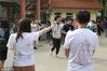 2018年6月8日，天津，塘沽二中送考老师身穿“知识点”T恤在考场外送考生，知识点是常识性的知识，为了表达与学生一起战斗到最后。
