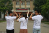 2018年6月8日早晨8点15分，天津，在塘沽二中考点，送考老师将经典知识点画上白色T恤，用精心准备的小惊喜为孩子们减压、加油。考生走进校门看见老师们身上穿的知识点T恤围了上来，一一与老师们击掌、拥抱。贾成龙/视觉中国
   