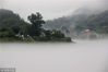 2018年6月8日清晨，安徽泾县桃花潭的湖面上岀现平流雾景观。