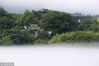 2018年6月8日清晨，安徽泾县桃花潭的湖面上岀现平流雾景观。