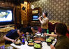 2018年3月16日，市民在重庆一火锅KTV里边吃火锅边唱歌。  周毅(重庆分社)/中新社/视觉中国