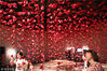 2018年7月9日，苏州，观众在观看由6700多朵折纸玫瑰组成的“玫瑰花海”。