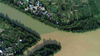 2018年7月10日，广西柳州，因受强降雨影响，珠江上游融江广西柳州市融安县段水流浑浊，与水流清澈的浪溪江交汇时，呈现出一清一浑“泾渭分明”的景象。