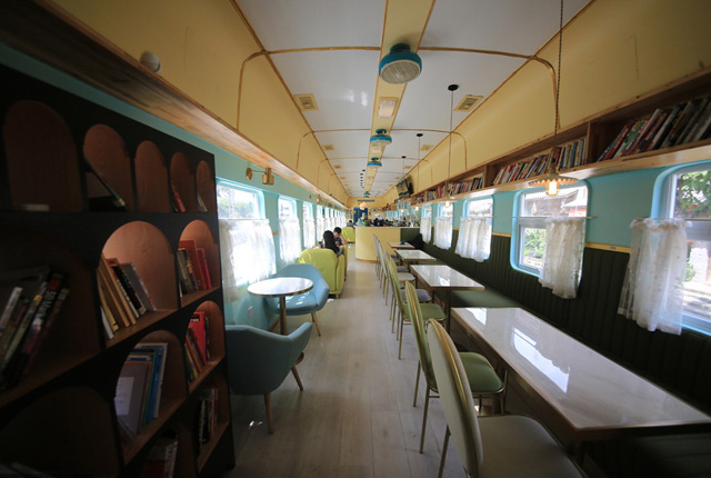 重庆一景区绿皮火车变咖啡店 游客喝咖啡需“赶火车”