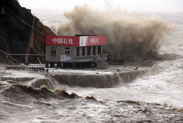 强台风“玛莉亚”来袭 浙江台州巨浪滔天