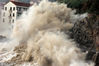 2018年7月11日，浙江台州，受台风“玛莉亚”影响，温岭市石塘镇金沙滩海域潮水拍打海岸掀起十多米高巨浪。