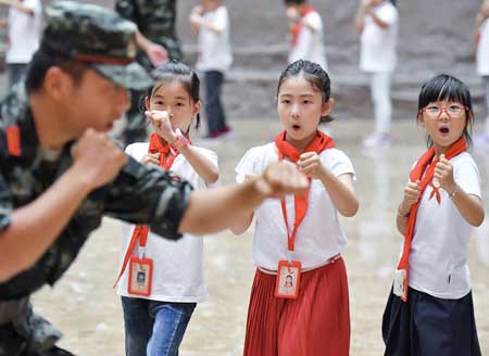 江苏连云港举办“红色之旅”夏令营 小学生接受爱国主义教育