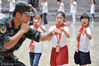 2018年7月11日，江苏连云港市革命纪念馆，几名参加“红色之旅”夏令营的小学生在连云港公安边防支队官兵的指导下开展擒敌技术训练。