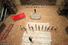 2018年7月11日，江苏连云港市革命纪念馆，连云港公安边防支队官兵指导参加连云港市组织的“红色之旅”夏令营的小学生们开展擒敌技术训练。