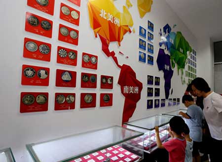 南京一社区现“钱币博物馆” 世界各地钱币亮相