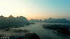 2018年7月11日，雨后的广西河池大化瑶族自治县县城红水河两岸，出现了平流雾景观，在朝霞的映衬下，整个县城都若隐若现在雾海中，宛若仙境一般。高东风/视觉中国