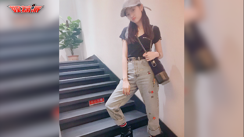 吴宣仪程潇深夜聚餐晒“干女儿”