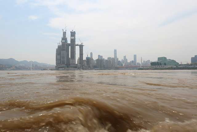 洪峰过境重庆主城  菜园坝竹木市场被淹没