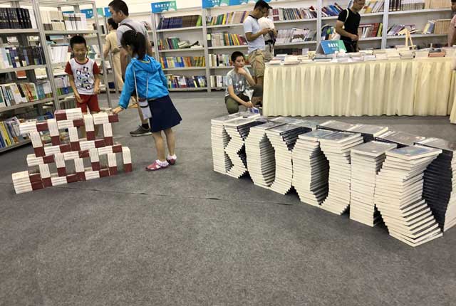 第八届江苏书展：书堆也“风骚” 和超市大妈pk创意