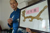 2018年7月15日，南京，他展示《百年龙》皮影作品，这是他师爷传给他师父的，他师父又传给姚其德，已有百年历史。