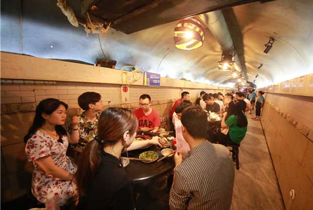 重庆高温持续  市民在防空洞内吃火锅避暑纳凉