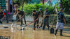 2018年7月13日，四川内江，官民齐心协力除淤泥。