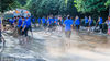 2018年7月13日，四川内江，市民齐心协力除淤泥。
