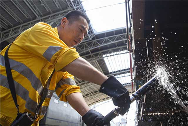 南京：入伏战酷暑  近50℃轨温“烤”验铁路上水工