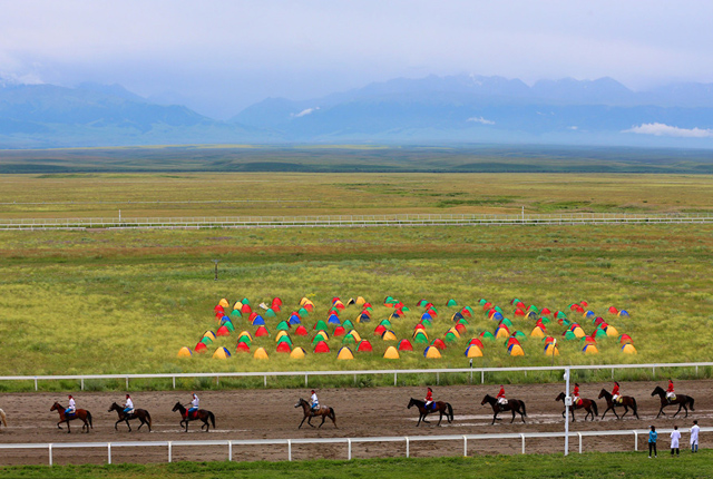 新疆伊犁：“中国天马之乡”看赛马