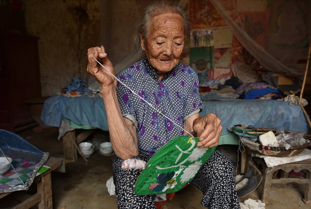 山东日照：98岁奶奶乐于助人 亲手缝制扇子送邻居针脚细密