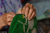 2018年7月17日，在山东省日照市岚山区中楼镇柳黄沟村，98岁的陈长兰老奶奶正在家里缝制扇子。