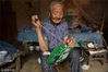 2018年7月17日，在山东省日照市岚山区中楼镇柳黄沟村，98岁的陈长兰老奶奶正在家里缝制扇子。