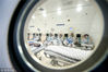 2018年7月19日，浙江湖州，浙医二院长兴院区高压氧治疗中心，十多名患者坐在一个像“太空舱”一样的密闭空间进行对症治疗。