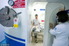 2018年7月19日，浙江湖州，浙医二院长兴院区高压氧治疗中心，十多名患者坐在一个像“太空舱”一样的密闭空间进行对症治疗。