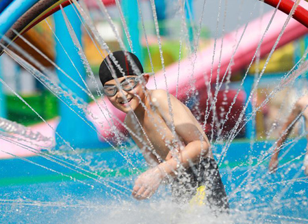 Children enjoy summer leisure time across China