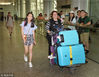 2018年7月1日，广州白云国际机场，梁晶浪和她美国养母走出接机口前来与十三年未见的亲生父母重逢。