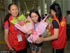 2018年7月1日，广州白云国际机场，志愿者向走出接机口的梁晶浪献花。