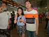 2018年7月1日，广州，广州白云国际机场，梁华紧紧抱着十三年未见的女儿梁晶浪走出机场。
