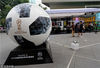 2018年6月30日，南京，巨型的2018俄罗斯世界专用球。