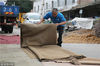 2018年7月17日，青岛。每天黄师傅都会提前来到训练场地，铺好地毯和训练海绵垫。何海儿/视觉中国