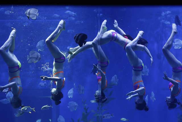 山东日照：俄罗斯美女演绎水下芭蕾  精彩绝伦吸引众多市民参观