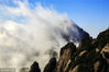 2018年7月22日早晨，许多游客在安徽黄山风景区的鳌鱼峰、光明顶、群峰项观赏云雾缭绕的夏日风景。