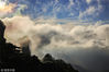 2018年7月22日早晨，许多游客在安徽黄山风景区的鳌鱼峰、光明顶、群峰项观赏云雾缭绕的夏日风景。