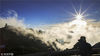 2018年7月22日早晨，许多游客在安徽黄山风景区的鳌鱼峰、光明顶、群峰项观赏云雾缭绕的夏日风景。安徽黄山，素有奇松、怪石、云海、温泉、冬雪五绝之称。一年之中，有三分之二的时间都有云雾涌动在黄山里，多的时候会把整座黄山给浸泡了起来，少的时候，就在诸峰之间悠游。漫步云端，犹如置身幻境之中。方立华/千龙图像/视觉中国