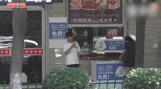 无人看管的冰柜在高温下的杭州街头 结果让杭州多了一丝凉意
