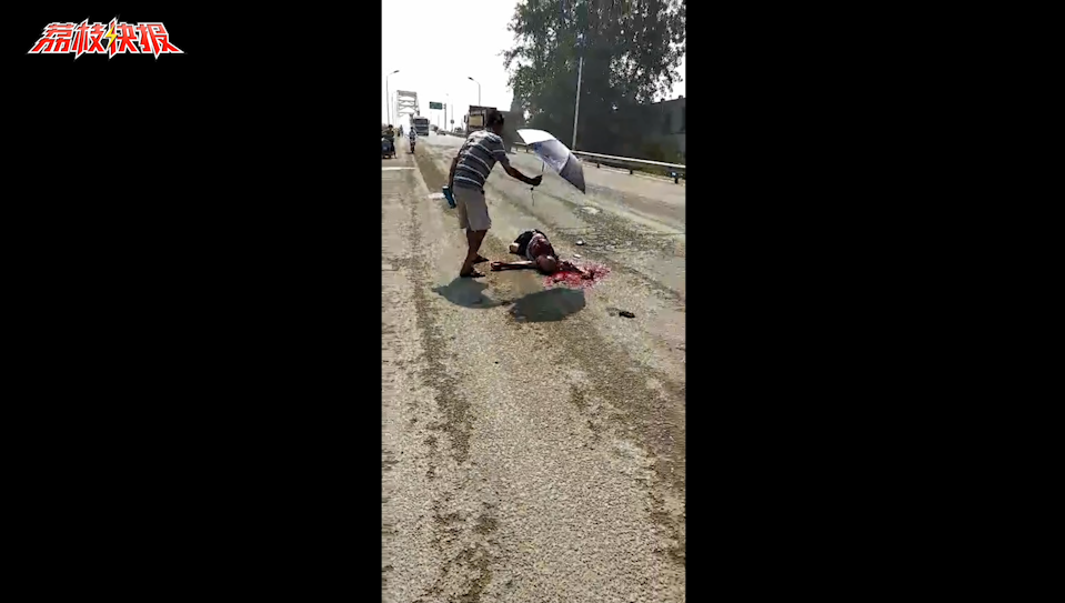 男子被渣土车碾压 市民勇敢上前撑伞